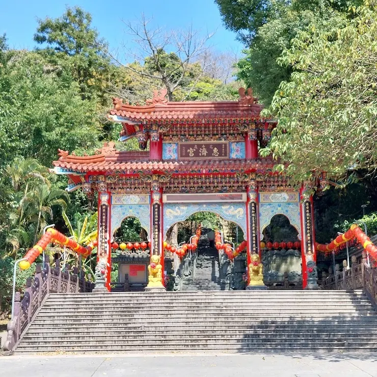 莊嚴牌樓（圖片截圖於網路）