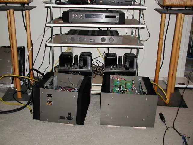 上面這張相片可以看出 ALEPH 的正面及背面的長相,後方則是我自己 DIY 的音響架及喇叭架。由下往上分別是我心愛的 McIntosh MC30,KRELL KSL 前級及 KRELL 的 250 CD-2