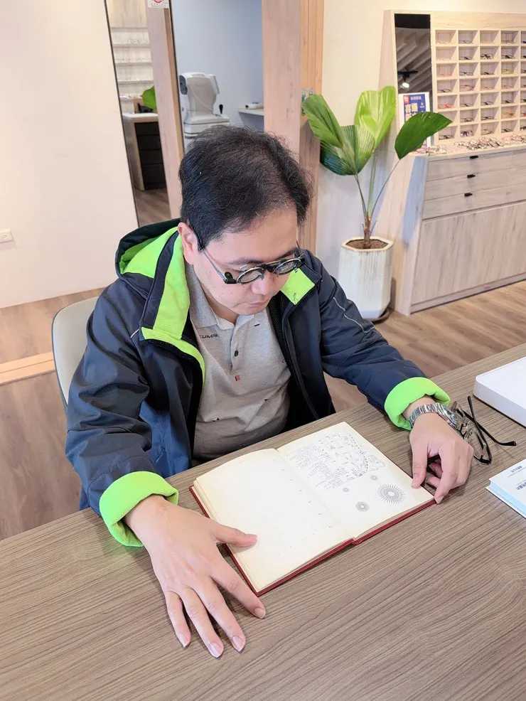 精準驗光後，長輩能立刻感受到視野清晰度的差異。