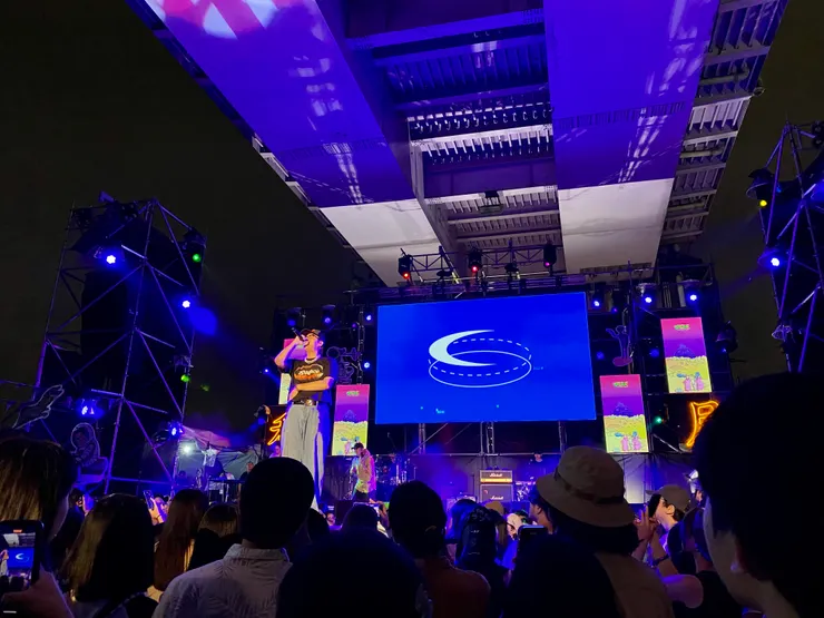 一前一後，輪到誰的獨唱曲就到前面，合唱曲時兩人會在中間互動。