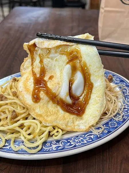 (西門蚵仔煎)萬年蚵仔煎~古早味台灣小吃!炒米粉麵+半熟蛋超