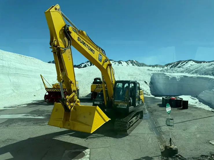 剛開山還看得到除雪車