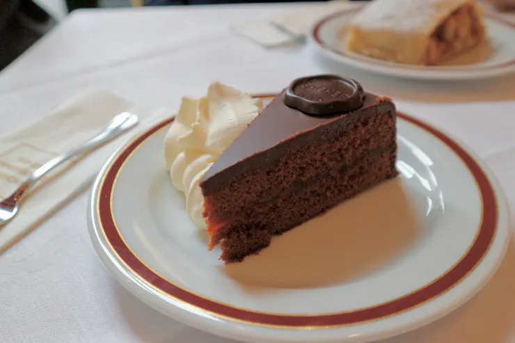 維也納薩赫咖啡館的薩赫蛋糕，是我心目中的第一名