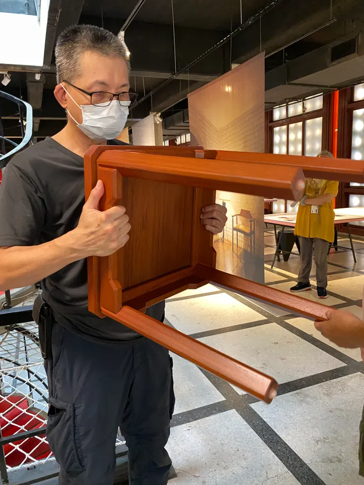 四十五度倒角處理的餐凳