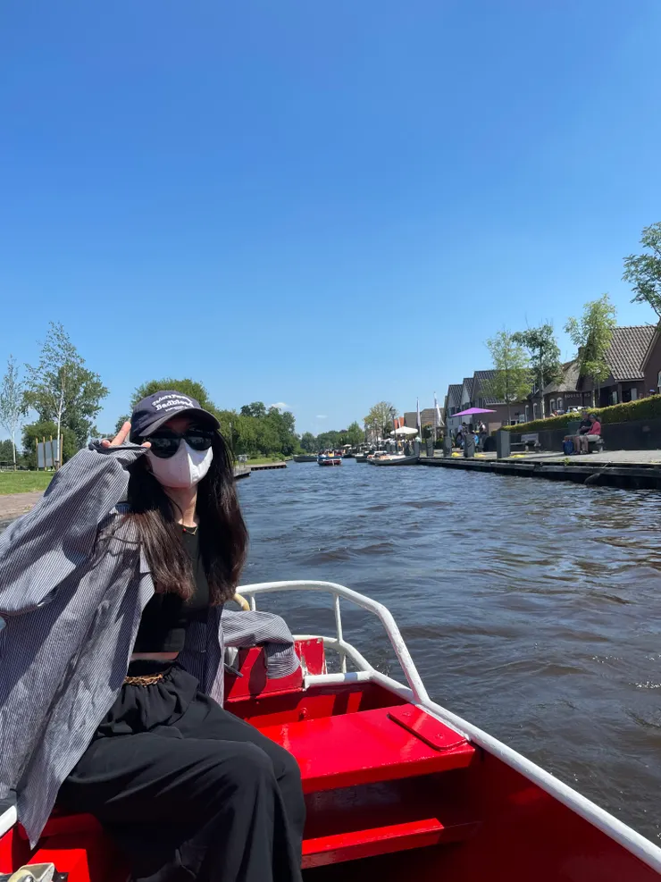 你必須坐在船尾的右側，左手控制方向，右手控制前後，其實開船蠻帥的