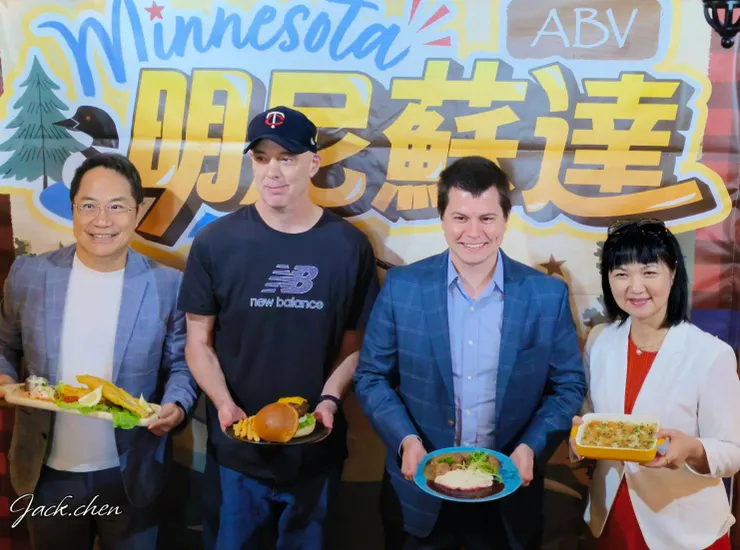出席貴賓合影：左起 -美國明尼蘇達州政府台灣辦事處執行長-蔡宜玲（Irene ) -美國在台協會農業組副組長Steven Burgoon（白皓宇） -.Ryan Jones, 銘傳大學英語講師(來自明州) -美國穀物生貭產品協會代表Michael Lu (盧智卿)