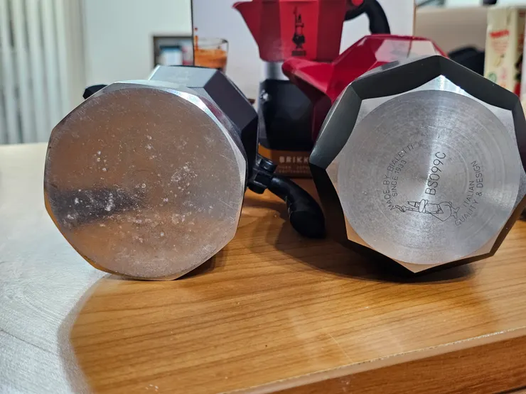 經典八角形的設計，來自當時女裙線條靈感。