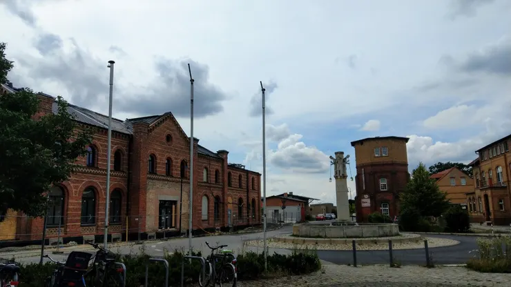 魏斯瓦塞爾（Weißwasser）車站前廣場，左邊是車站，右邊的塔是前德國國家鐵路水塔，中間是噴泉