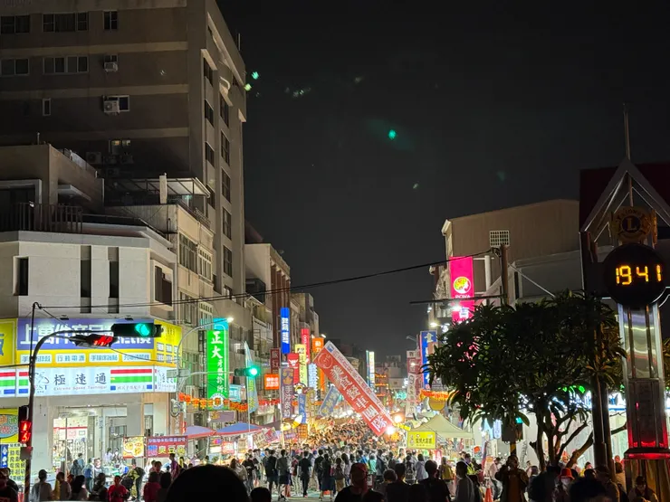 夜裡八點的人潮，越夜人越多