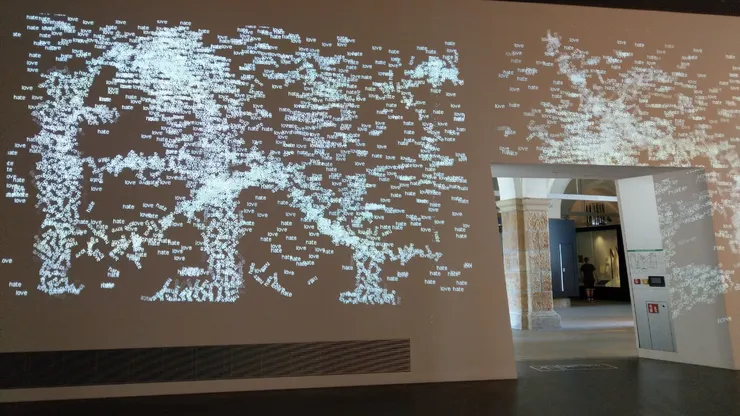 從新建築區進入，映入眼簾的是流動著的「have love」