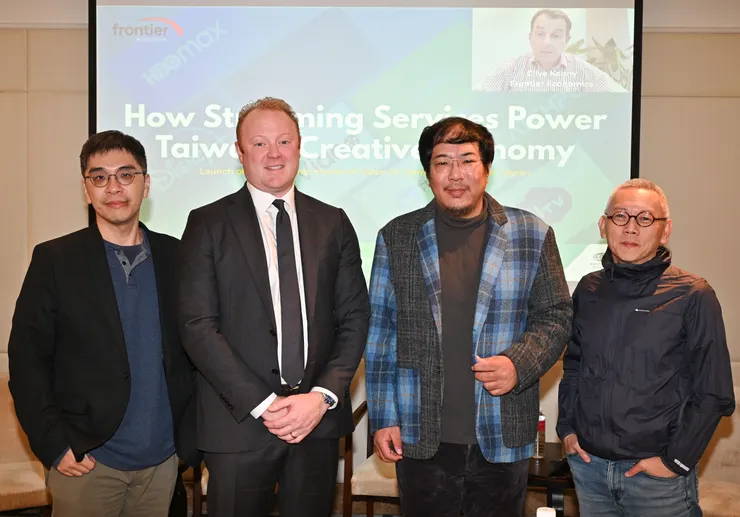 美國電影協會副總裁James Cheatley（左二）、台灣大學經濟學系馮勃翰教授（右二）、76號原子總經理楊志光先生（右一）