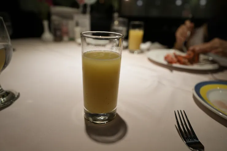 果汁是鮮榨果汁，新鮮是OK，但杯子及份量有點小陽春…