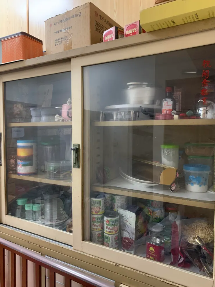 這是廚房的次要櫥櫃,將用不到的物品清除後,將不常用的餐盤一到這邊,還新增了烘焙用具區、調味品區、茶葉咖啡區。
