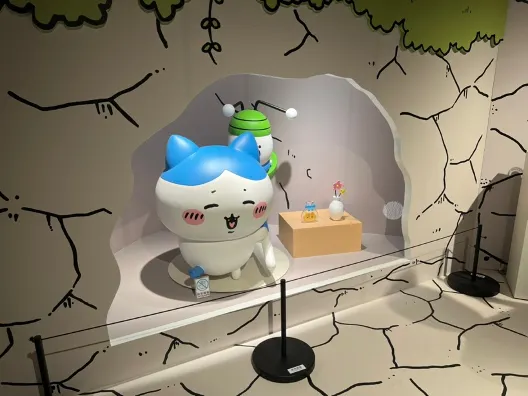 小八的山洞屋，小八很窮但愛請客，他是唯一識講人類說話的小可愛。