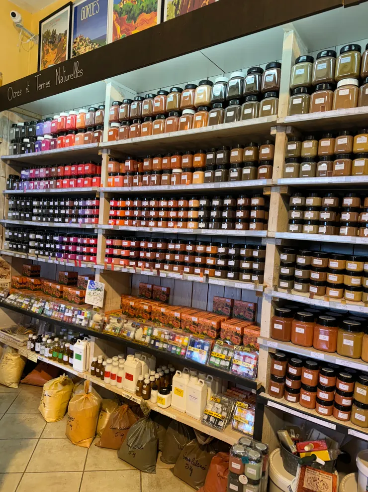 魯西隆有很多這種顏料店，排滿滿也是很療癒