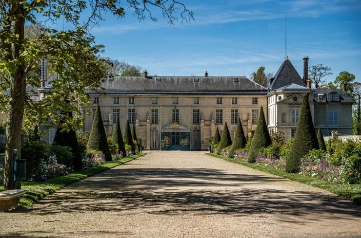 莫梅森城堡(château de la Malmaison)，拿破崙送給約瑟芬的愛巢，約瑟芬卻用它來蒐集全世界的玫瑰，一座世界的玫瑰中心！
