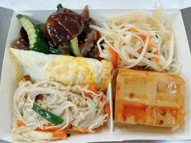 自助餐:板豆腐+荷包蛋+金針菇+炒筍子+涼拌黑木耳小黃瓜