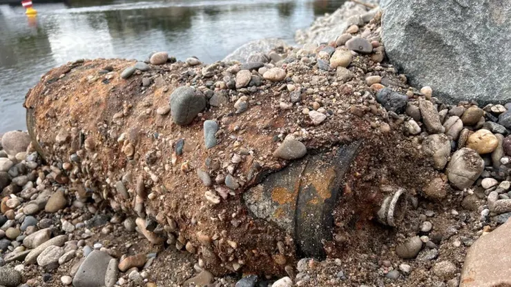 重達250公斤的英國製造的航空炸彈（內裝有超過100公斤的炸藥），將被運往位於澤伊泰因的中央收集點進行處置。