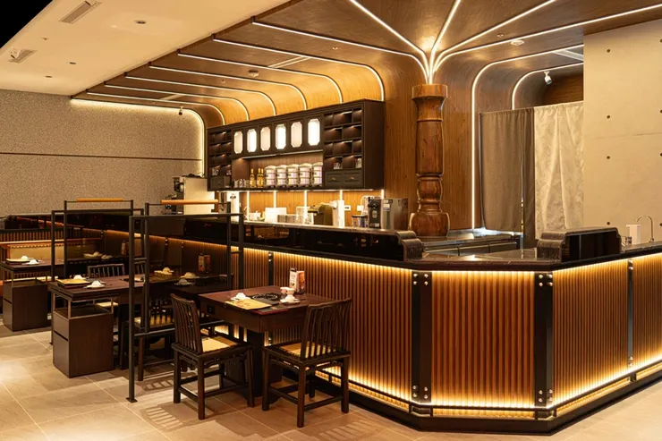 鼎王全台百貨首店信義ATT店處處充滿美學設計。櫃上飲品為果汁。圖/鼎王提供