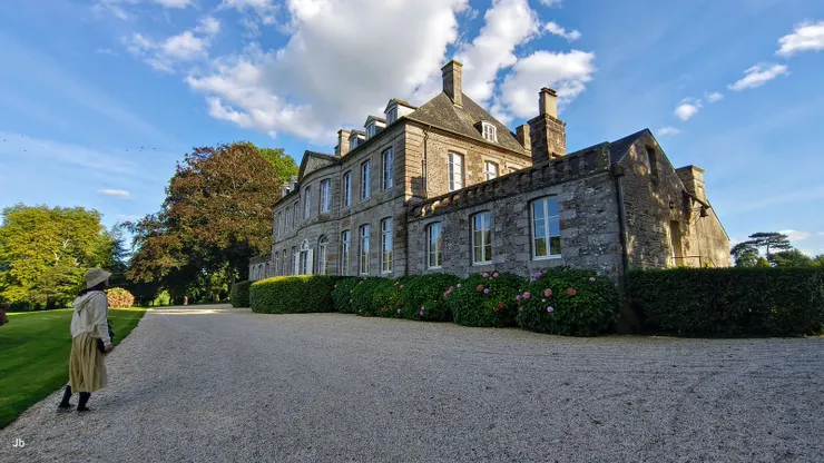 【布塞埃爾城堡歷經許多可泣可歌 如今主人在此長住笑臉迎接來客】