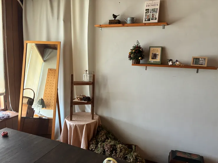 牆上應該就是上面提到果香四溢中型聖誕樹成品！實在好可愛！