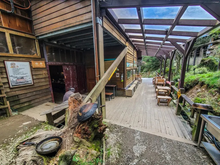 向陽山屋廚房和門廊。管理員說門廊桌椅上可以煮熱水，但不能炊煮哦～