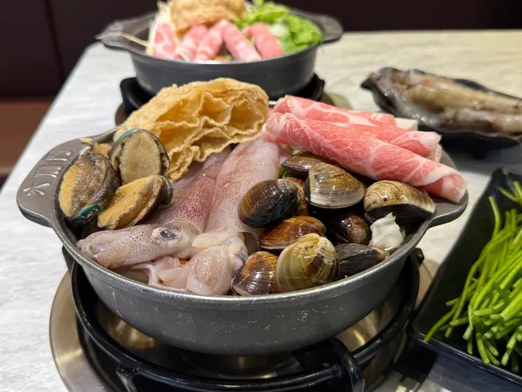 六扇門的彭湃海鮮鍋，讓民眾在有限預算內就能吃到肥美海鮮。圖/李明真攝