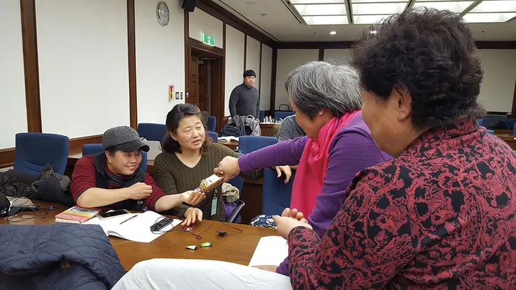 ▲國際交流食物不可少,箱姨拿出花生和大家分享。