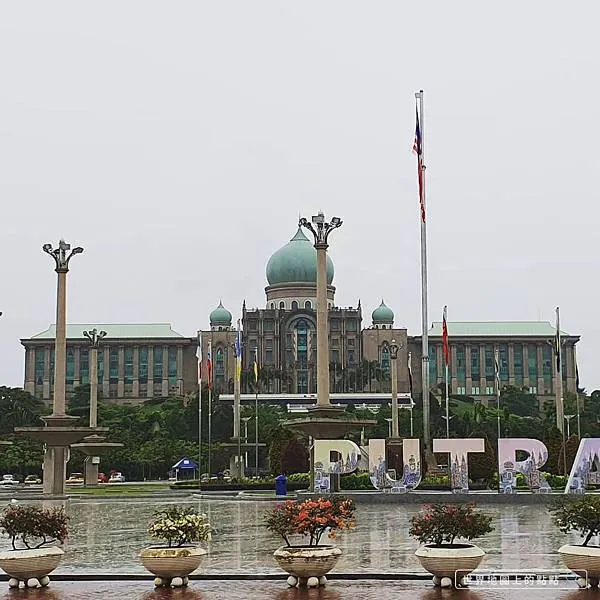 附近綠頂的建築即為馬來西亞首相府