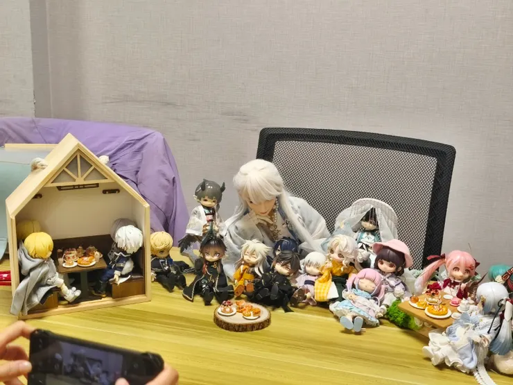 娃娃與學生作品合照