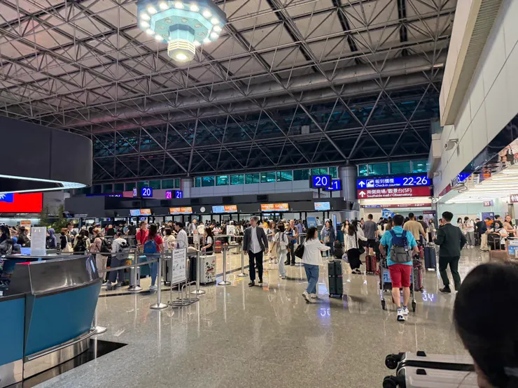雙十連假凌晨五點的桃園機場依舊人潮滿滿
