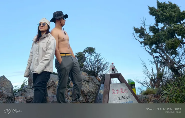 左邊這位大姊向我借眼鏡配戴當作造型，我的眼鏡鏡片經紫外線照射可變色