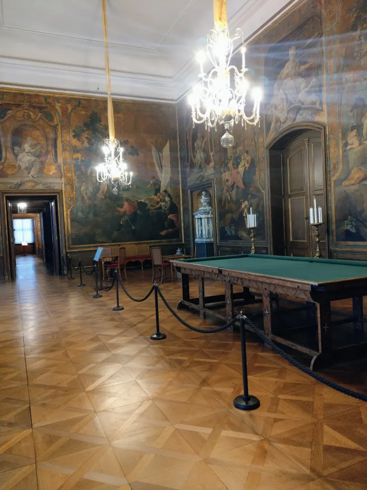 跟維也納的美泉宮一樣，擺了張撞球桌