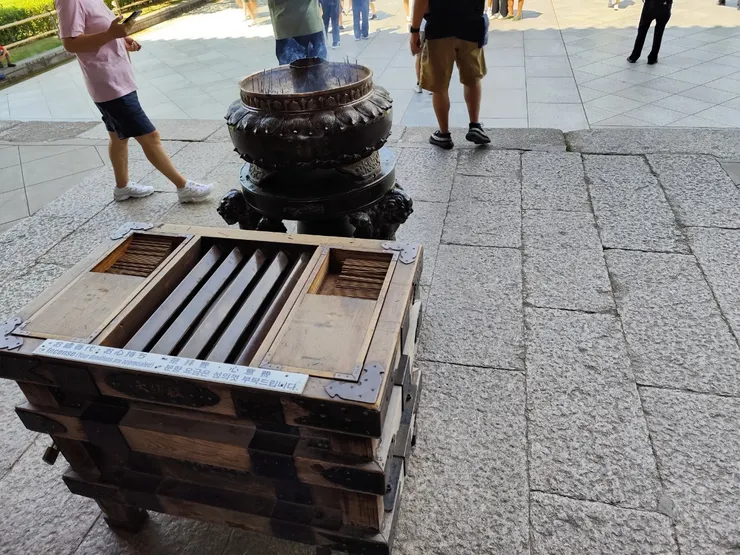 這裡可以頭捐款箱及拿香拜拜😆