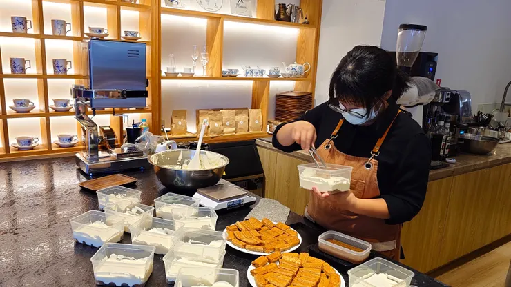 店員正在手工製作外帶提拉米蘇盒。（攝影／陳宜彣）