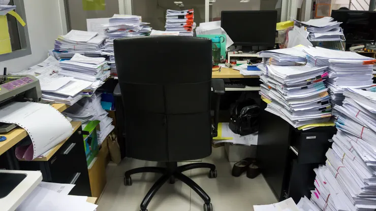 即使同事對你的辦公桌丟了一百次的垃圾之後，你仍無法習慣，所以我們要了解：討厭的情緒並不會消失，只能使它「不會影響」到日常生活