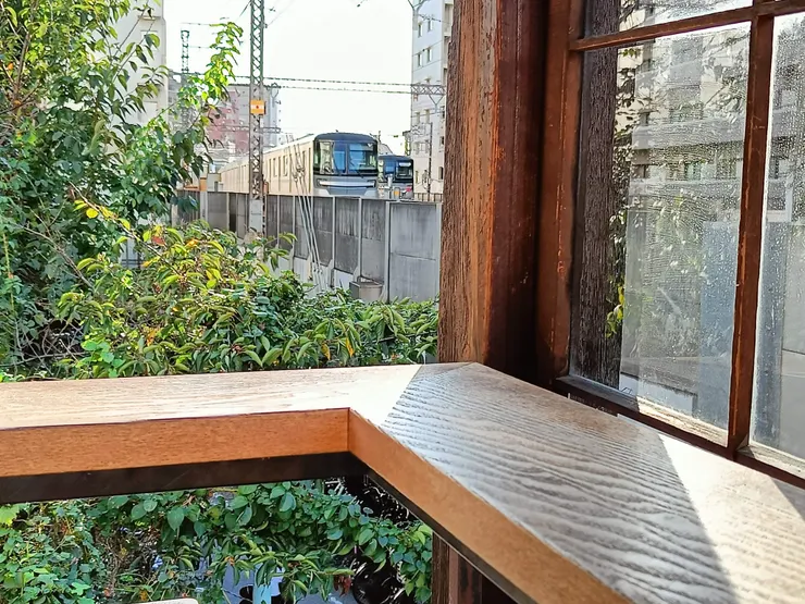 在老宅窗口近距離欣賞電車經過