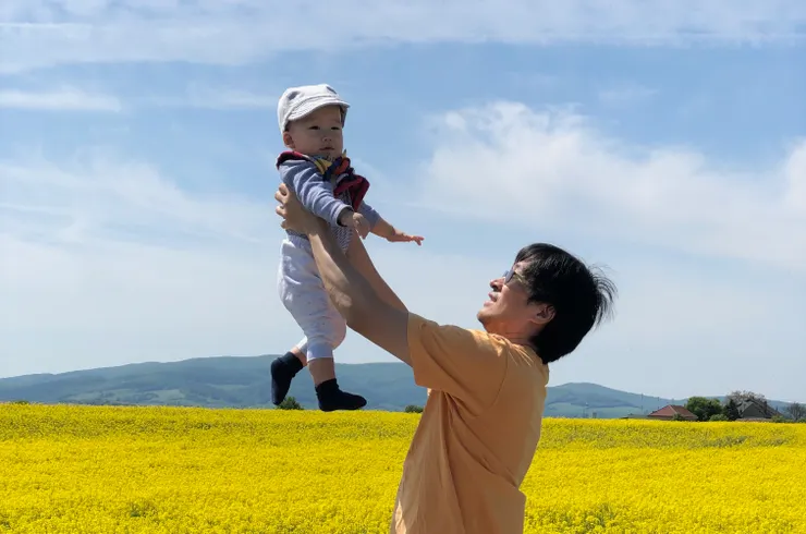 圖中拍攝地點為斯洛伐克的油菜花田，剛好也是黃澄澄花