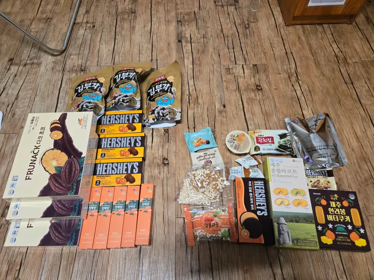 左邊：我買的伴手禮 / 右邊：全部都是大叔送的