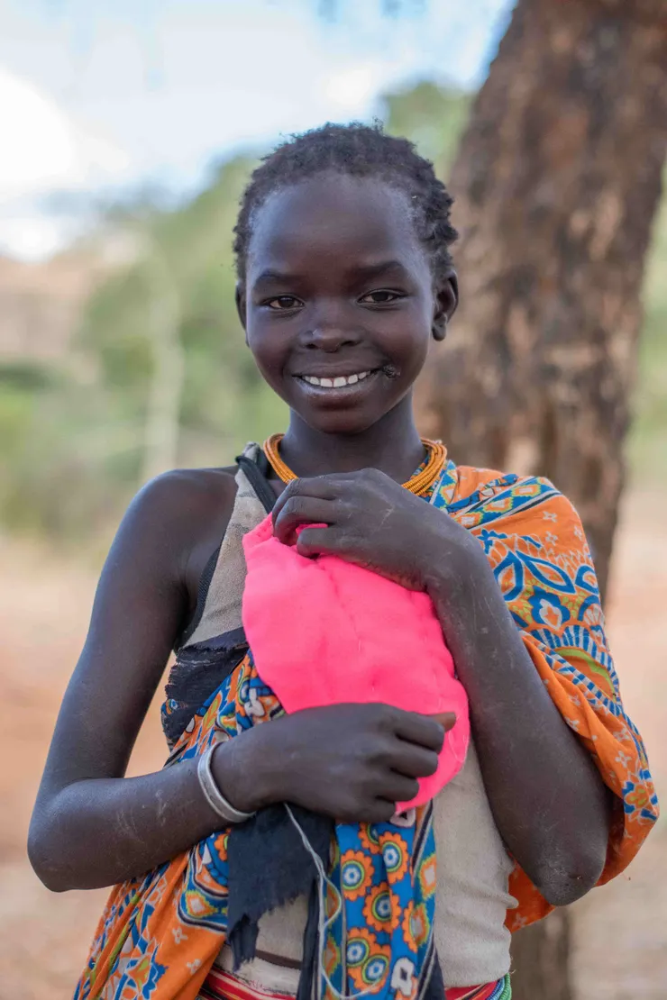 圖說:沒衛生棉,只能坐在沙地上等月經結束…65%的非洲女性月經貧窮而中斷學業、無法工作,讓我們用一杯咖啡錢,協助她們改善月經貧窮!(資料來源:愛女孩Love Binti)