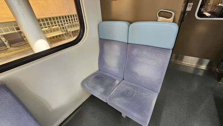 EMU900型最美區間車的椅套短短幾年就髒成這個樣子了!很可惜!