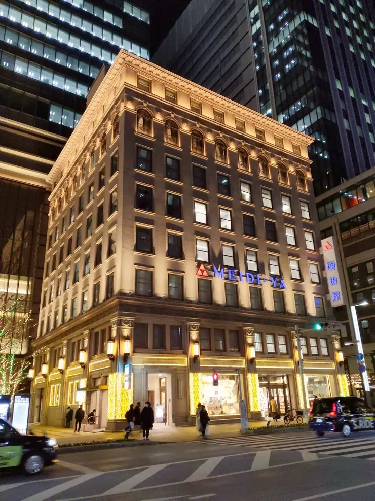 在夜裡閃閃發光的明治屋(圖片來源:金匠)