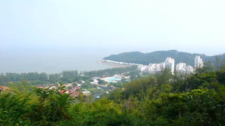 澳門的黑沙海灘就如香港的淺水灣一般，處處豪宅，也都位處島的南邊，遠離喧囂