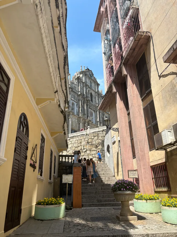 從戀愛巷拍攝大三巴牌坊。