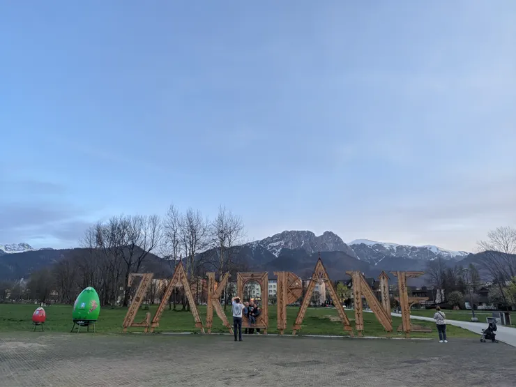 因為它後面有雪，所以它是漂亮公園。