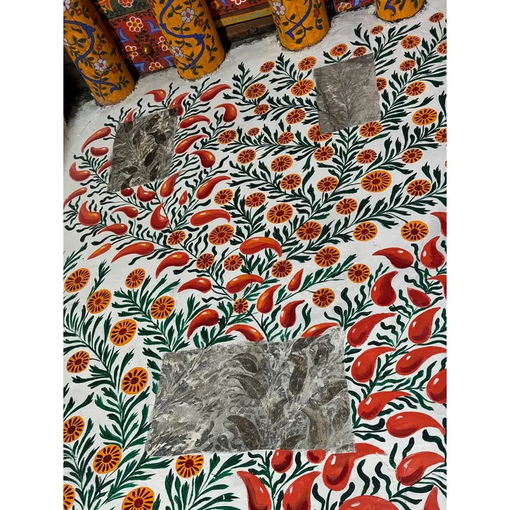 被暴力恢復的房間花卉彩繪,明顯看出修復前後的差別