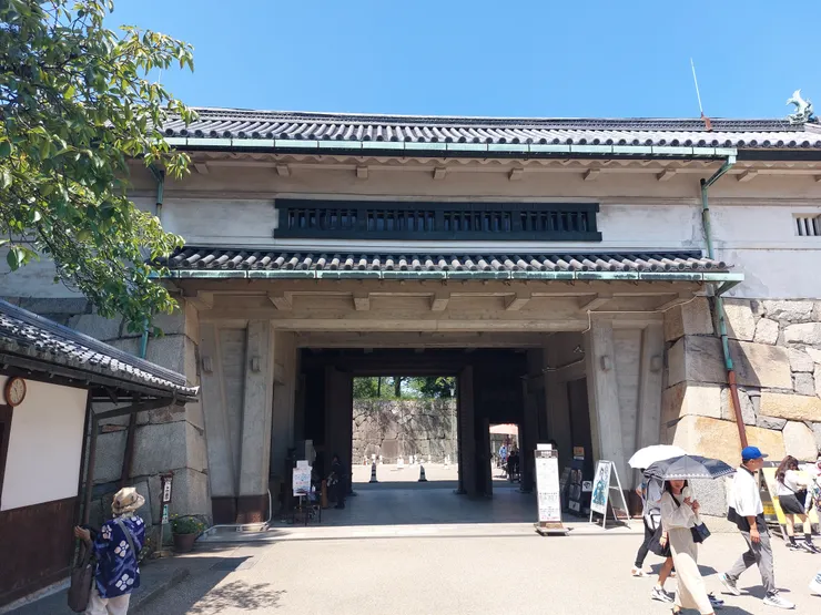 從城區內拍名古屋城門口的樣子，當天熱到大家都撐陽傘擋太陽