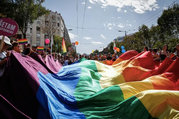 2017年塞爾維亞貝爾格勒同志大遊行。圖 / 攝影:Vladimir Zivojinovic(SOPA Images / Getty Images 提供)