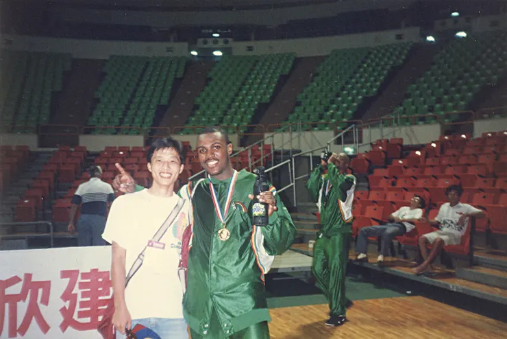 查理最初其實想當個體育記者（1993年採訪瓊斯杯籃球賽）