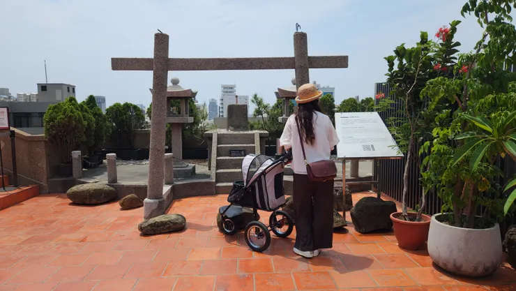 全台唯一的樓頂神社；末廣社(稻荷社)，為侍奉會社主護神的神社。